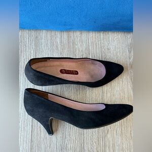 VINTAGE CAREL PARIS Black Suede Pointed Toe Pumps - Made in France. Size 7